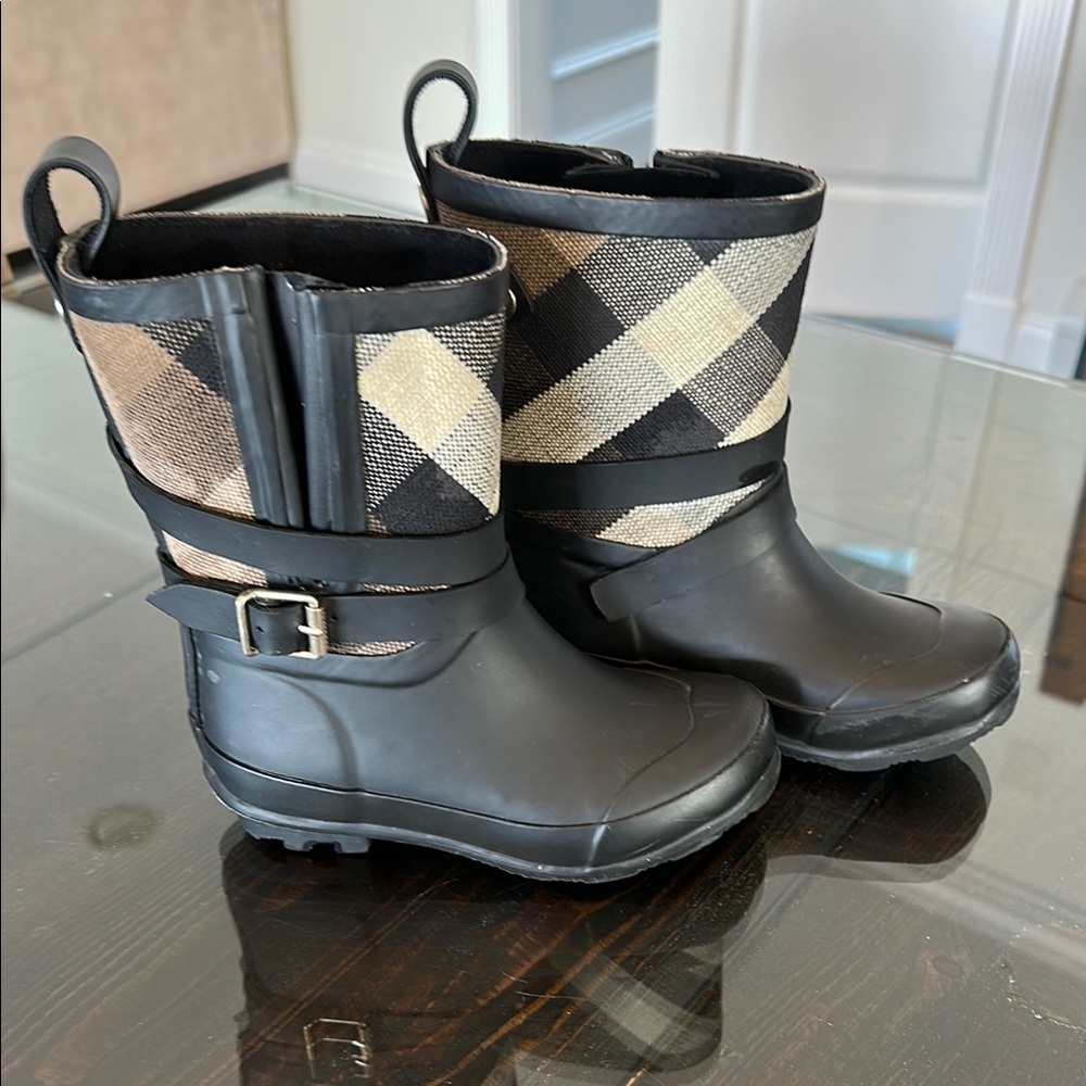 Authentic Burberry toddler Plaid Black and Tan Rain boots size 27 (toddler 10)